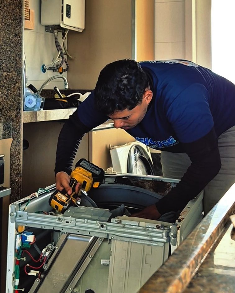 Técnico da Assistência Técnica Ceará fazendo manutenção em equipamento